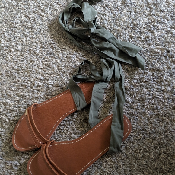 temp sale price..Abercrombie and Fitch shoes - Picture 6 of 6